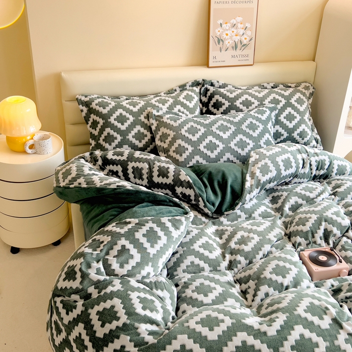 91家纺网 家纺一手货源 找家纺 印季家纺 2025新款背印立体剪花牛奶绒四件套 空间-墨绿