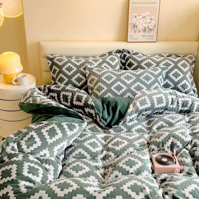 91家纺网 家纺一手货源 找家纺 印季家纺 2025新款背印立体剪花牛奶绒四件套 空间-墨绿