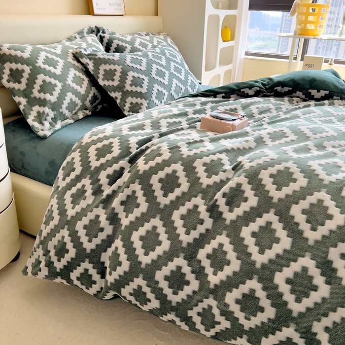 91家纺网 家纺一手货源 找家纺 印季家纺 2025新款背印立体剪花牛奶绒四件套 空间-墨绿