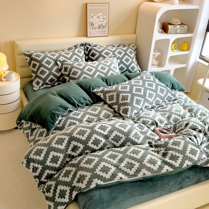 91家纺网 家纺一手货源 找家纺 印季家纺 2025新款背印立体剪花牛奶绒四件套 空间-墨绿