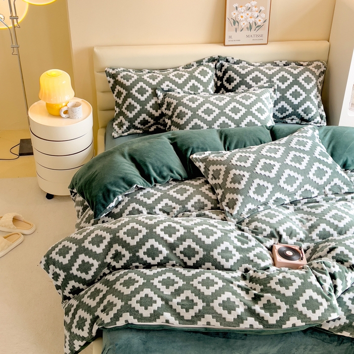 91家纺网 家纺一手货源 找家纺 印季家纺 2025新款背印立体剪花牛奶绒四件套 空间-墨绿