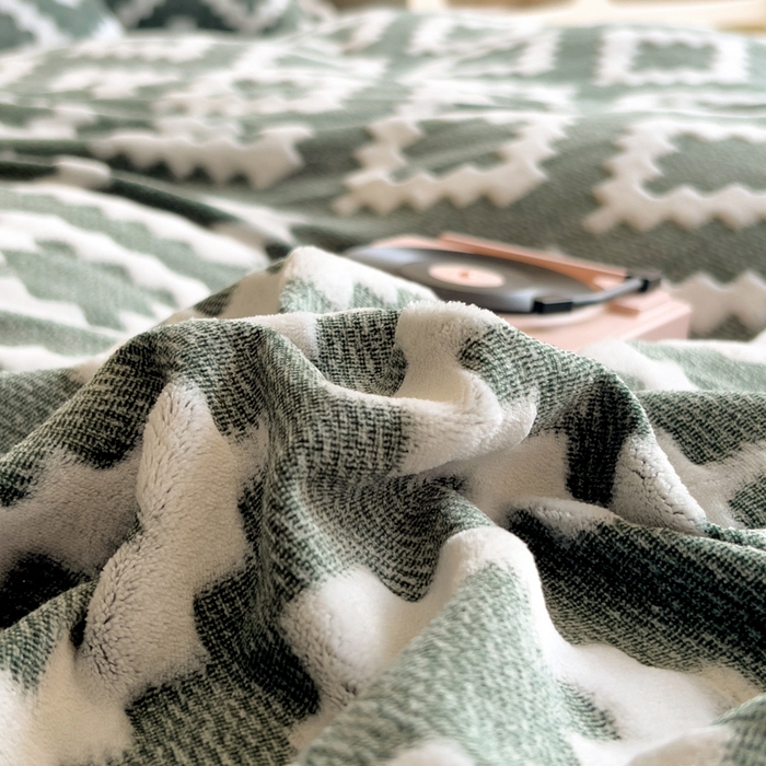 91家纺网 家纺一手货源 找家纺 印季家纺 2025新款背印立体剪花牛奶绒四件套 空间-墨绿