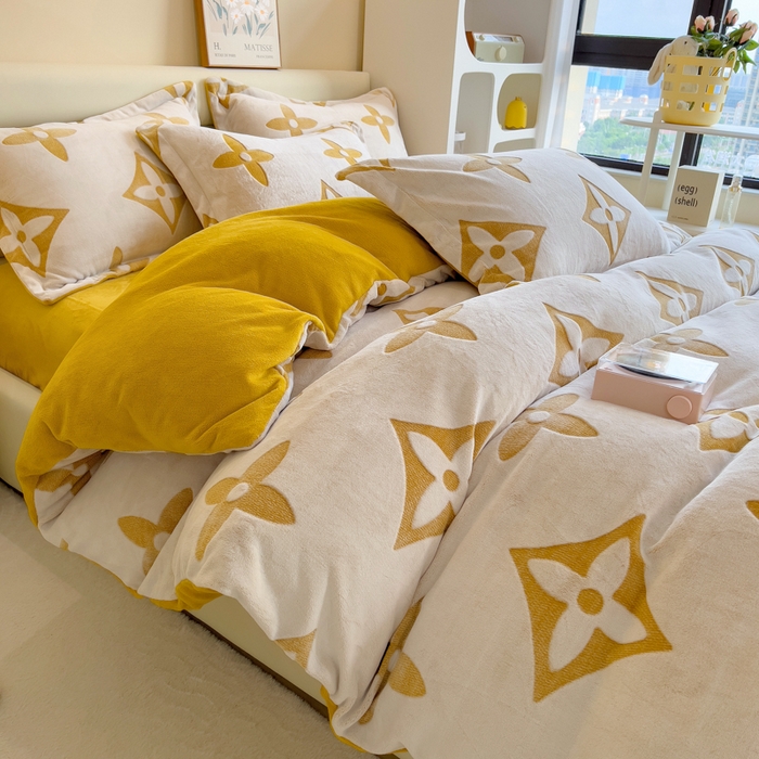 91家纺网 家纺一手货源 找家纺 印季家纺 2025新款背印立体剪花牛奶绒四件套 十字花-黄