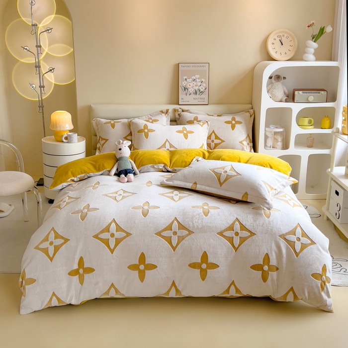 91家纺网 家纺一手货源 找家纺 印季家纺 2025新款背印立体剪花牛奶绒四件套 十字花-黄