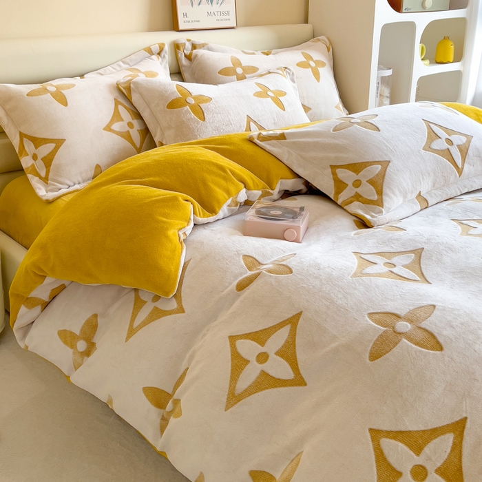 91家纺网 家纺一手货源 找家纺 印季家纺 2025新款背印立体剪花牛奶绒四件套 十字花-黄