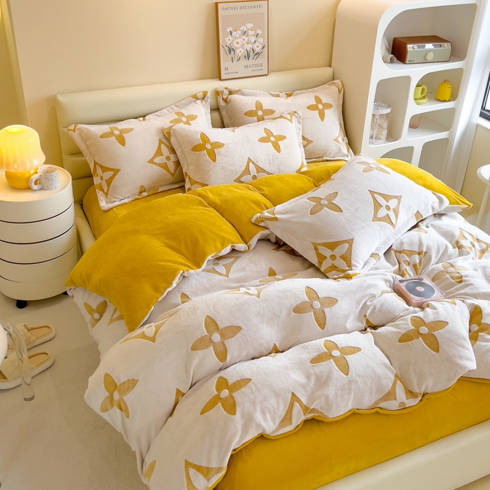 91家纺网 家纺一手货源 找家纺 印季家纺 2025新款背印立体剪花牛奶绒四件套 十字花-黄