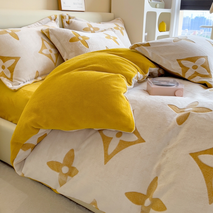 91家纺网 家纺一手货源 找家纺 印季家纺 2025新款背印立体剪花牛奶绒四件套 十字花-黄