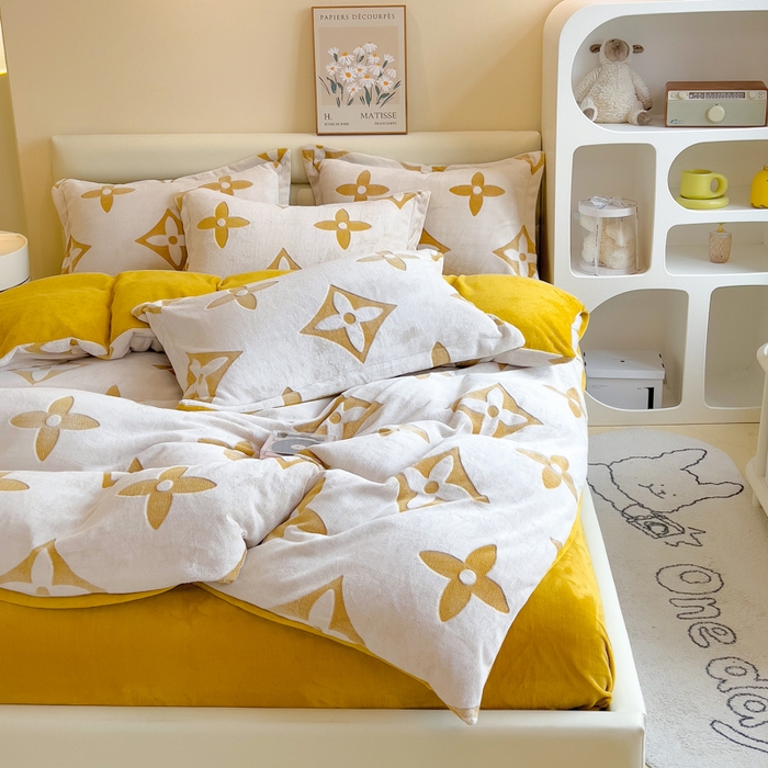 91家纺网 家纺一手货源 找家纺 印季家纺 2025新款背印立体剪花牛奶绒四件套 十字花-黄