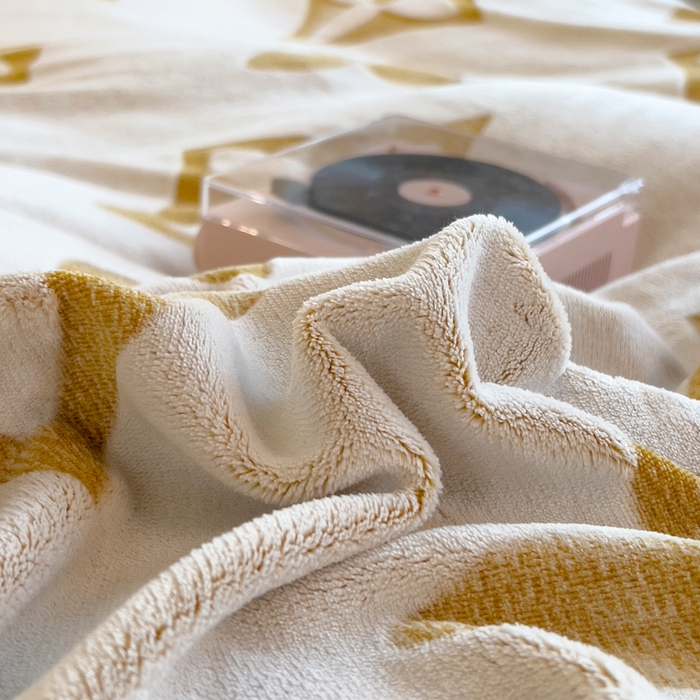 91家纺网 家纺一手货源 找家纺 印季家纺 2025新款背印立体剪花牛奶绒四件套 十字花-黄