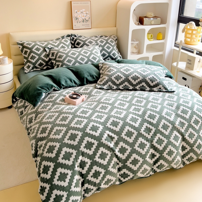 91家纺网 家纺一手货源 找家纺 印季家纺 2025新款背印立体剪花牛奶绒四件套 空间-墨绿