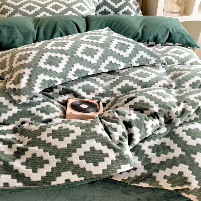 91家纺网 家纺一手货源 找家纺 印季家纺 2025新款背印立体剪花牛奶绒四件套 空间-墨绿