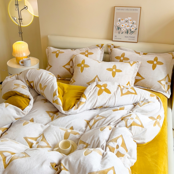 91家纺网 家纺一手货源 找家纺 印季家纺 2025新款背印立体剪花牛奶绒四件套 十字花-黄