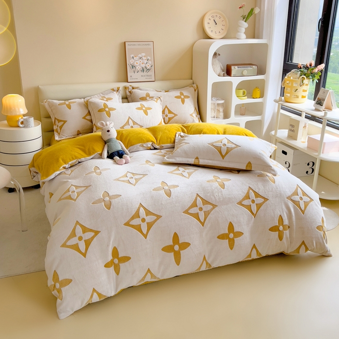 91家纺网 家纺一手货源 找家纺 印季家纺 2025新款背印立体剪花牛奶绒四件套 十字花-黄