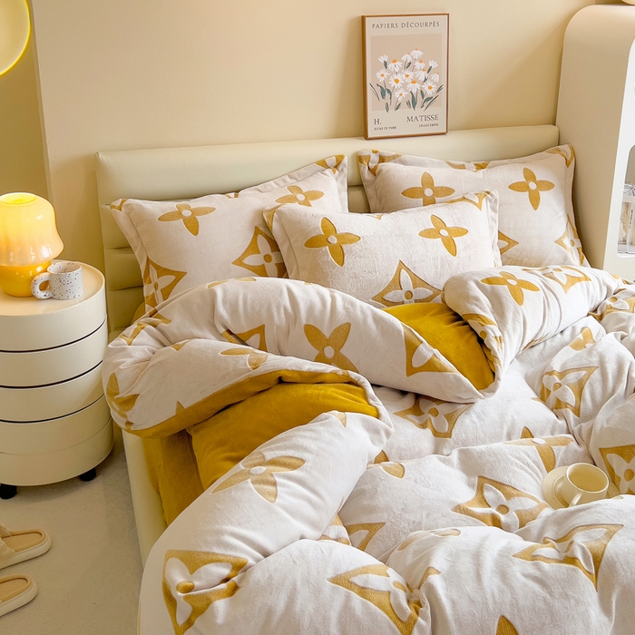 91家纺网 家纺一手货源 找家纺 印季家纺 2025新款背印立体剪花牛奶绒四件套 十字花-黄