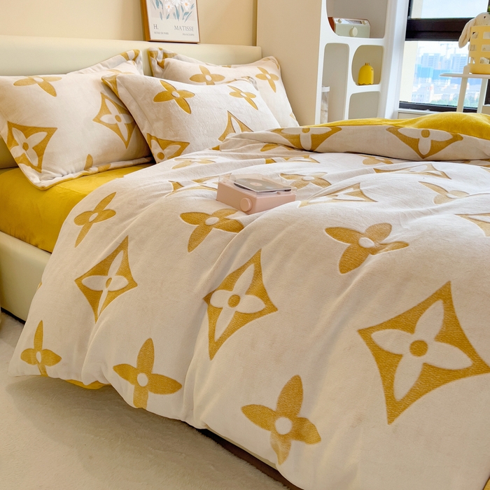 91家纺网 家纺一手货源 找家纺 印季家纺 2025新款背印立体剪花牛奶绒四件套 十字花-黄