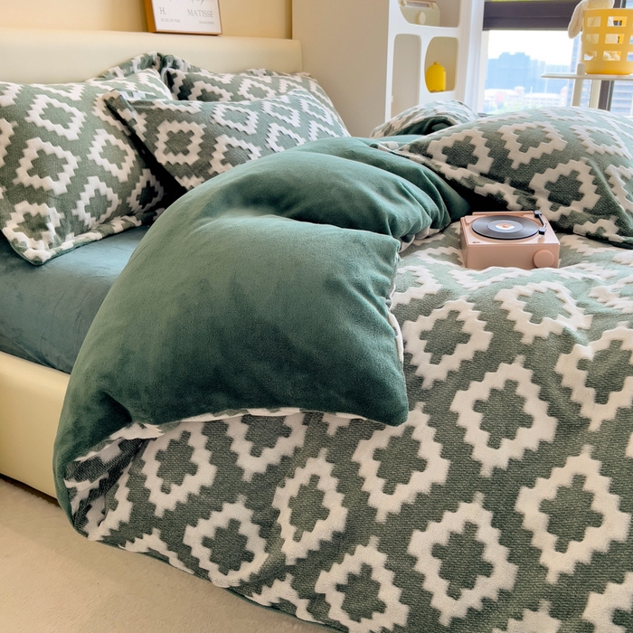 91家纺网 家纺一手货源 找家纺 印季家纺 2025新款背印立体剪花牛奶绒四件套 空间-墨绿