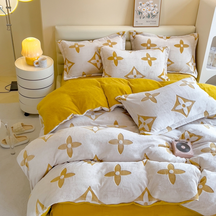 91家纺网 家纺一手货源 找家纺 印季家纺 2025新款背印立体剪花牛奶绒四件套 十字花-黄