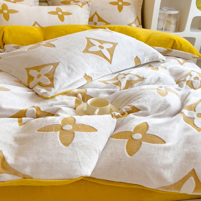 91家纺网 家纺一手货源 找家纺 印季家纺 2025新款背印立体剪花牛奶绒四件套 十字花-黄