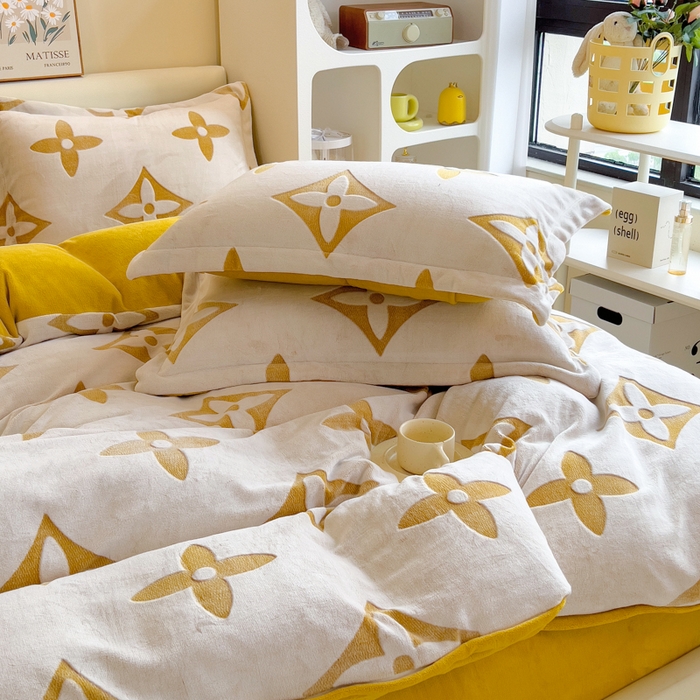 91家纺网 家纺一手货源 找家纺 印季家纺 2025新款背印立体剪花牛奶绒四件套 十字花-黄