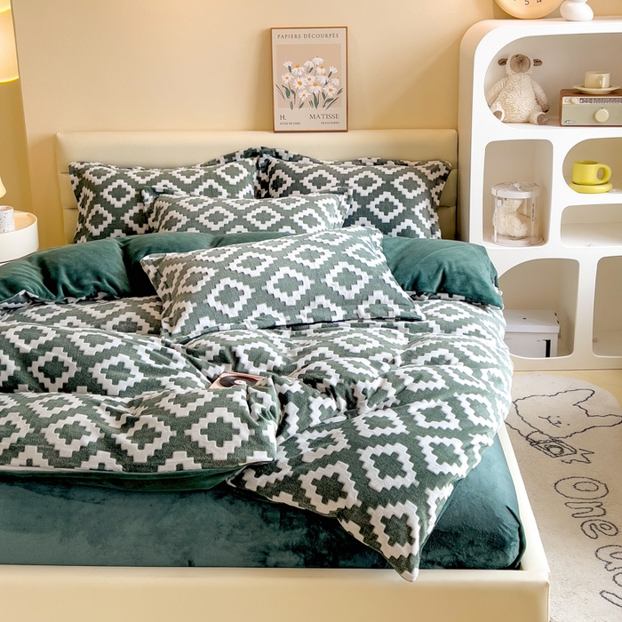 91家纺网 家纺一手货源 找家纺 印季家纺 2025新款背印立体剪花牛奶绒四件套 空间-墨绿