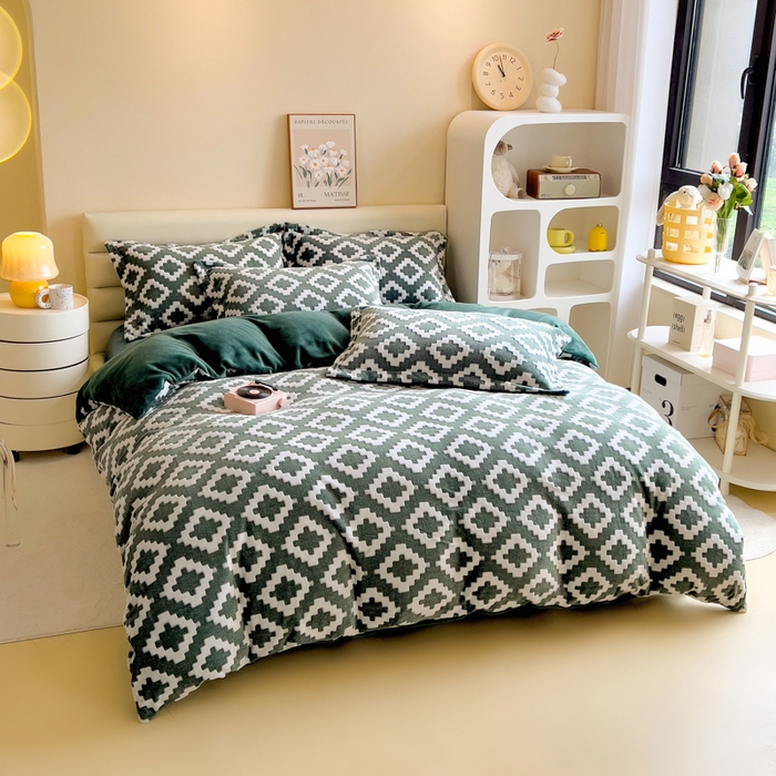 91家纺网 家纺一手货源 找家纺 印季家纺 2025新款背印立体剪花牛奶绒四件套 空间-墨绿