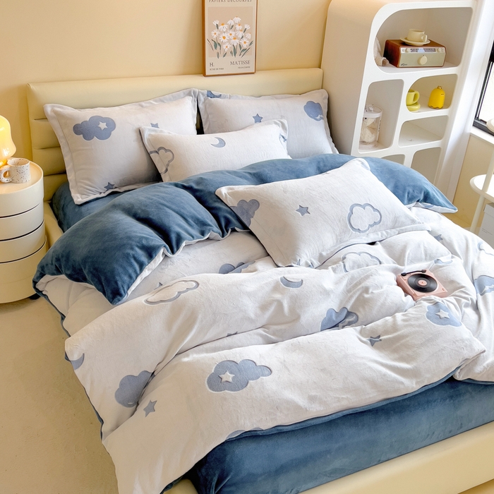 91家纺网 家纺一手货源 找家纺 印季家纺 2025新款背印立体剪花牛奶绒四件套 夜空-蓝
