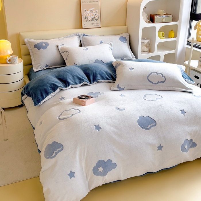 91家纺网 家纺一手货源 找家纺 印季家纺 2025新款背印立体剪花牛奶绒四件套 夜空-蓝