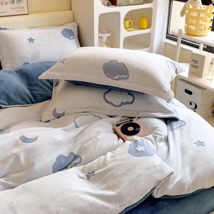 91家纺网 家纺一手货源 找家纺 印季家纺 2025新款背印立体剪花牛奶绒四件套 夜空-蓝