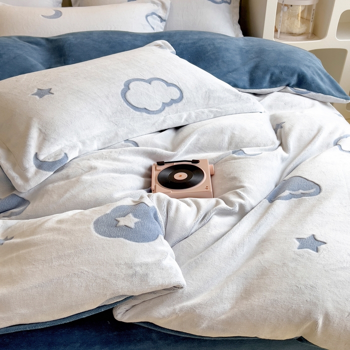 91家纺网 家纺一手货源 找家纺 印季家纺 2025新款背印立体剪花牛奶绒四件套 夜空-蓝