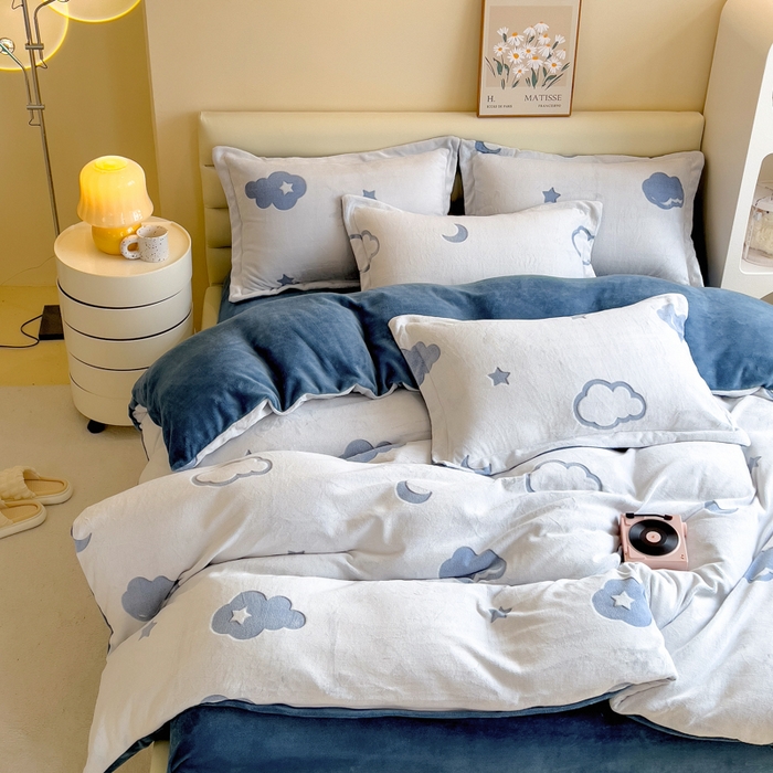 91家纺网 家纺一手货源 找家纺 印季家纺 2025新款背印立体剪花牛奶绒四件套 夜空-蓝