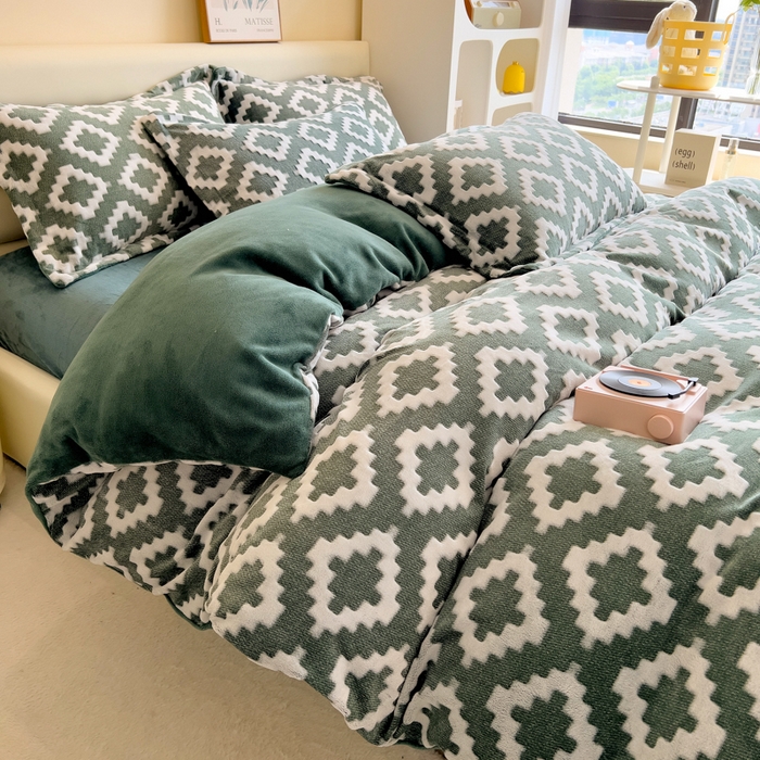 91家纺网 家纺一手货源 找家纺 印季家纺 2025新款背印立体剪花牛奶绒四件套 空间-墨绿