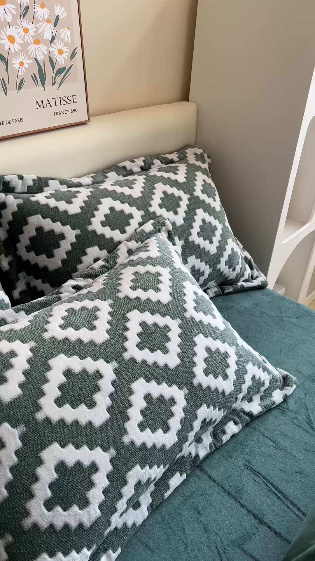 91家纺网 家纺一手货源 找家纺 印季家纺 2025新款背印立体剪花牛奶绒四件套 空间-墨绿