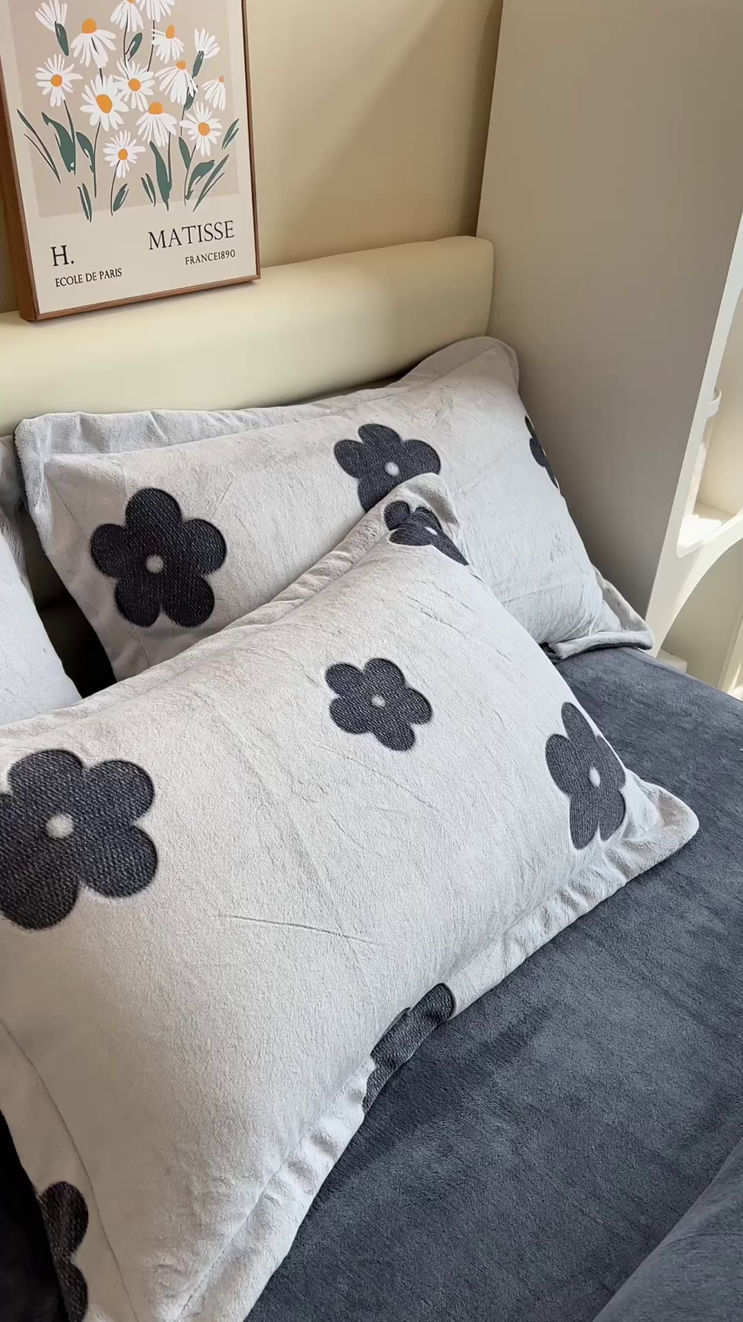 91家纺网 家纺一手货源 找家纺 印季家纺 2025新款背印立体剪花牛奶绒四件套 太阳花-藏青