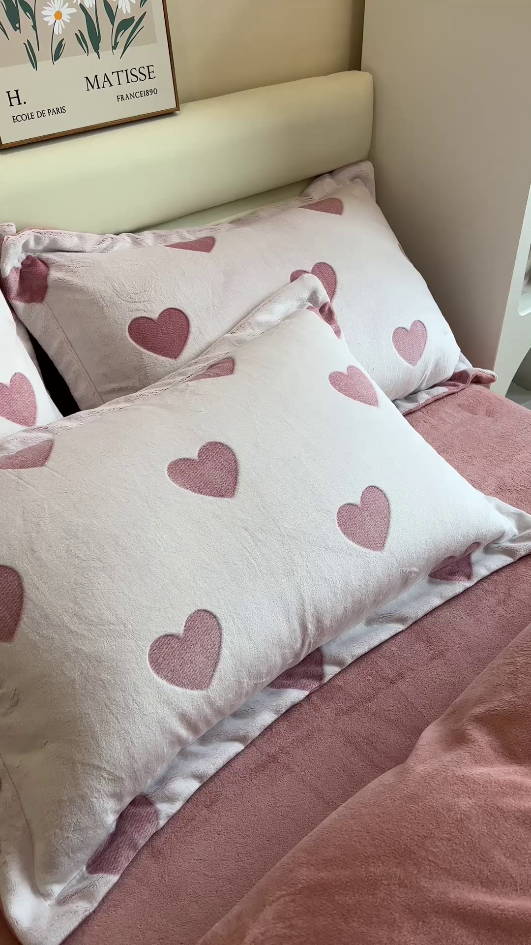 91家纺网 家纺一手货源 找家纺 印季家纺 2025新款背印立体剪花牛奶绒四件套 心相印-粉