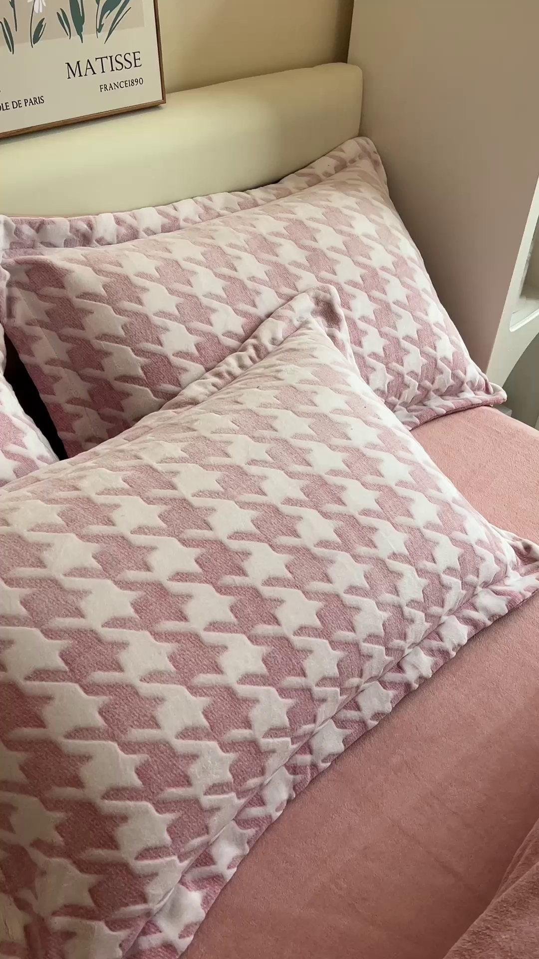 91家纺网 家纺一手货源 找家纺 印季家纺 2025新款背印立体剪花牛奶绒四件套 飞鸟-豆沙