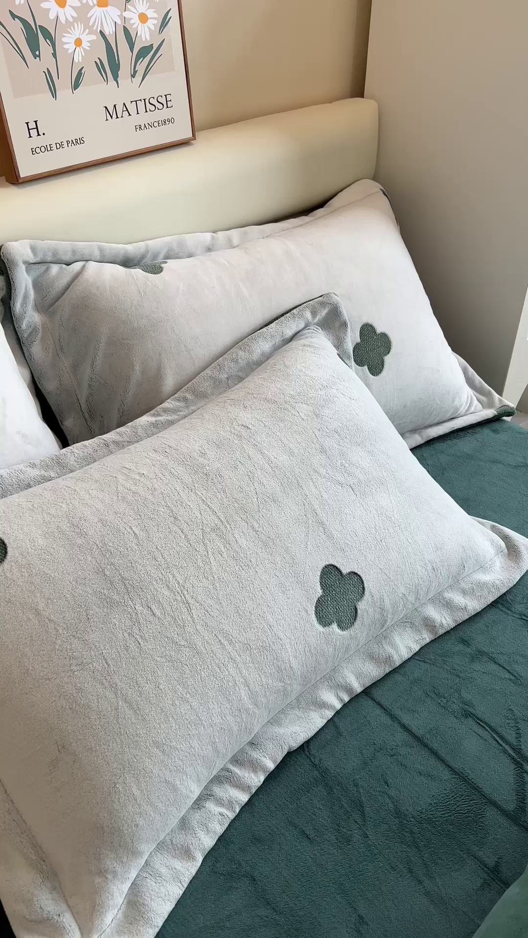 91家纺网 家纺一手货源 找家纺 印季家纺 2025新款背印立体剪花牛奶绒四件套 幸运草-墨绿