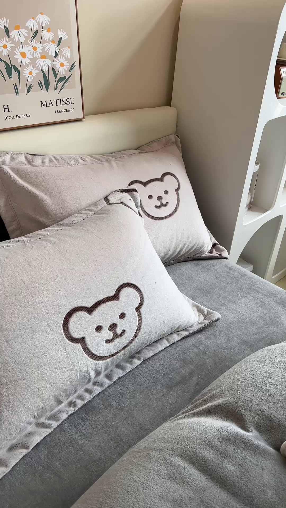 91家纺网 家纺一手货源 找家纺 印季家纺 2025新款背印立体剪花牛奶绒四件套 小熊-棕