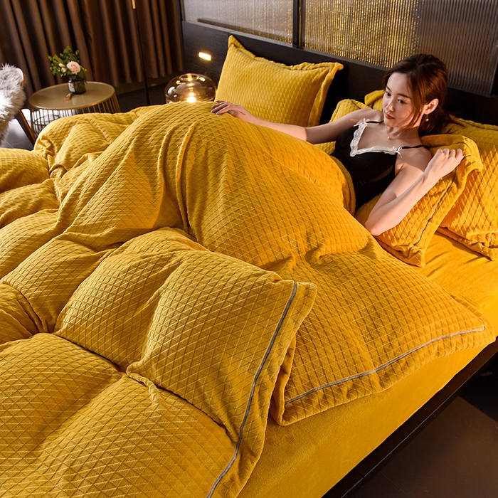 91家纺网 家纺一手货源 找家纺 印季家纺 2025新款华夫格三角格牛奶绒四件套 姜黄