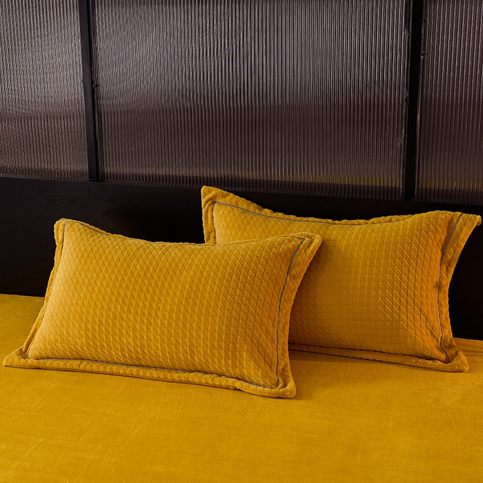 91家纺网 家纺一手货源 找家纺 印季家纺 2025新款华夫格三角格牛奶绒四件套 姜黄