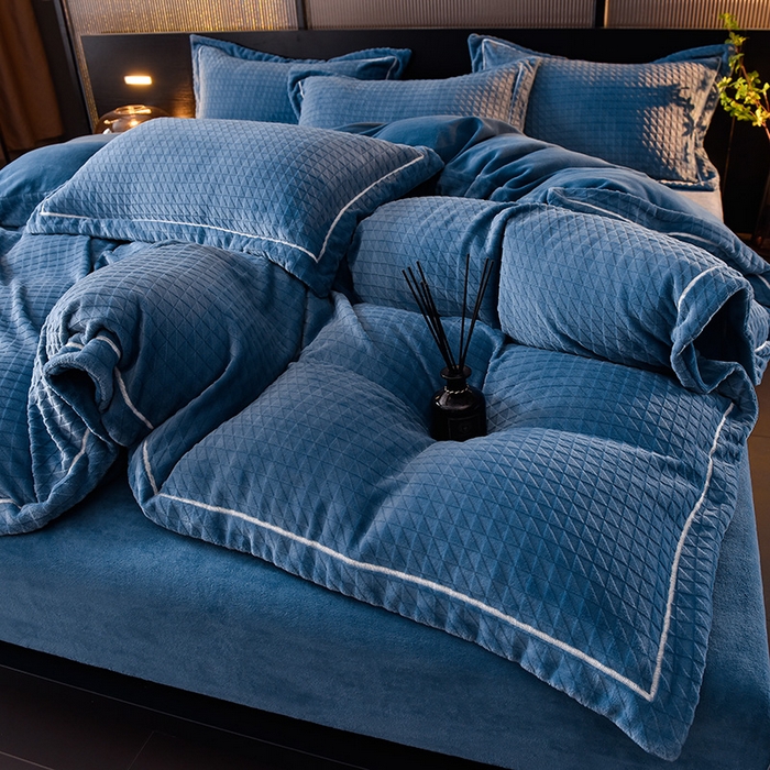 91家纺网 家纺一手货源 找家纺 印季家纺 2025新款华夫格三角格牛奶绒四件套 蓝灰