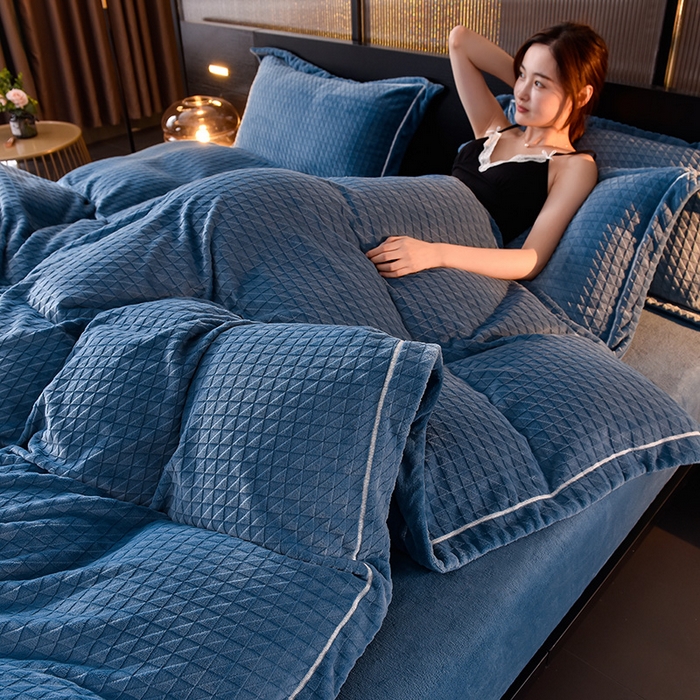 91家纺网 家纺一手货源 找家纺 印季家纺 2025新款华夫格三角格牛奶绒四件套 蓝灰