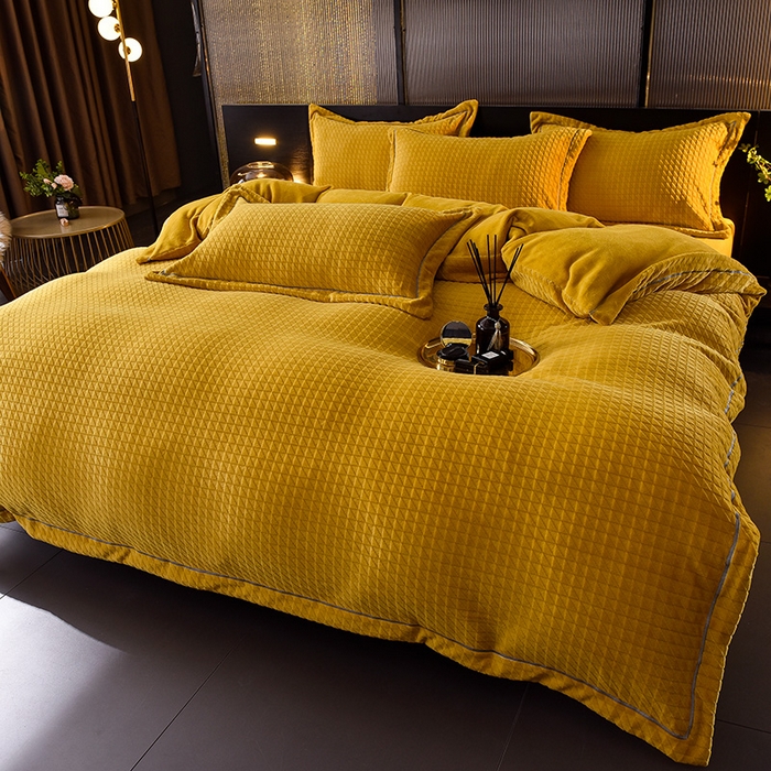 91家纺网 家纺一手货源 找家纺 印季家纺 2025新款华夫格三角格牛奶绒四件套 姜黄