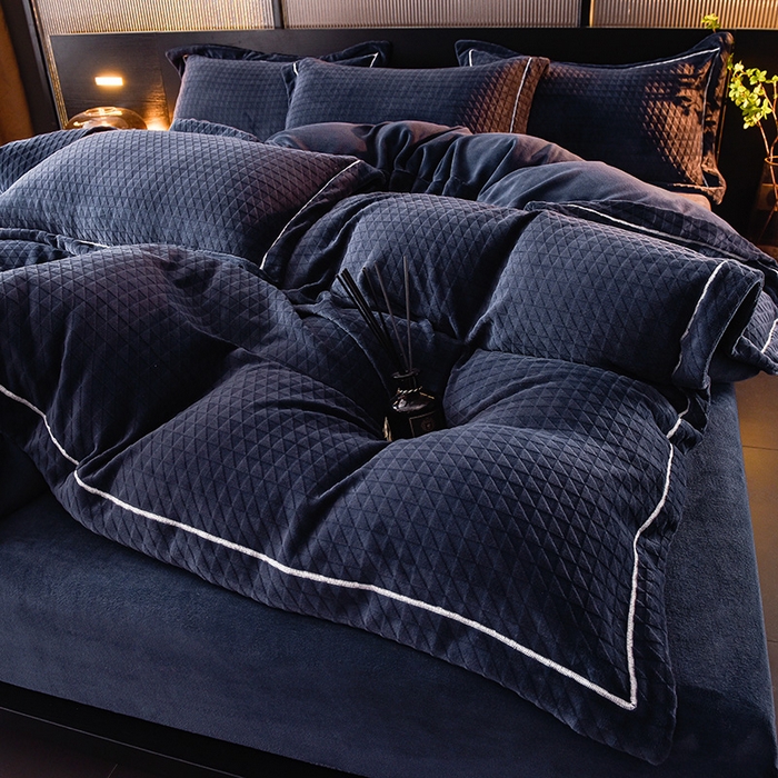 91家纺网 家纺一手货源 找家纺 印季家纺 2025新款华夫格三角格牛奶绒四件套 宝蓝