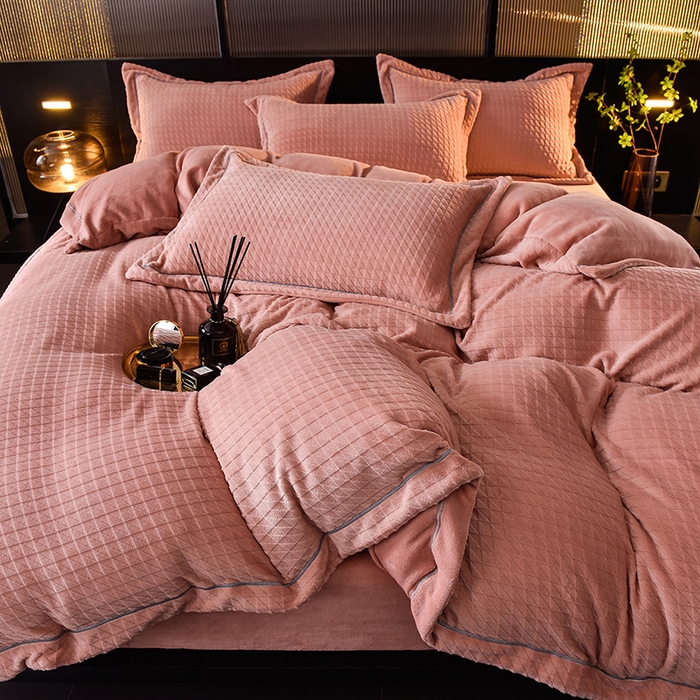 91家纺网 家纺一手货源 找家纺 印季家纺 2025新款华夫格三角格牛奶绒四件套 豆沙