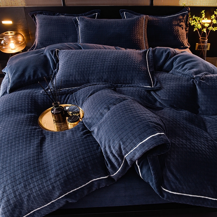 91家纺网 家纺一手货源 找家纺 印季家纺 2025新款华夫格三角格牛奶绒四件套 宝蓝