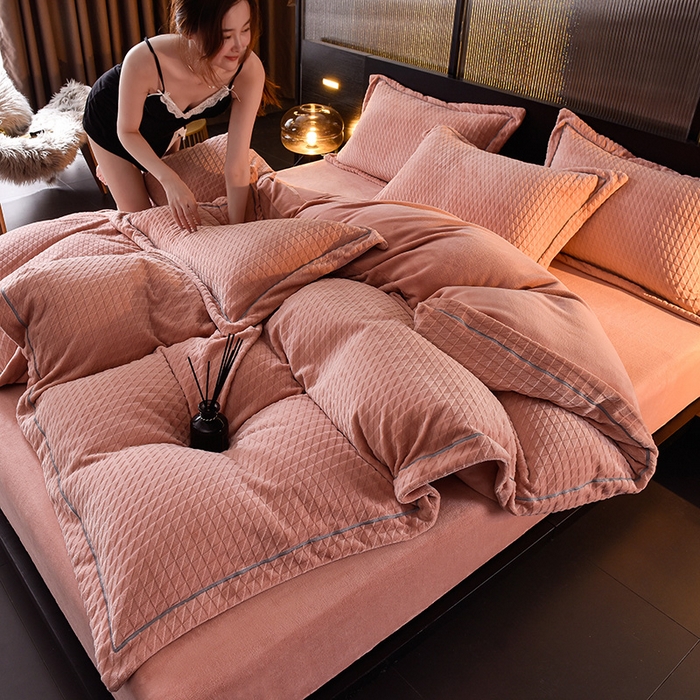 91家纺网 家纺一手货源 找家纺 印季家纺 2025新款华夫格三角格牛奶绒四件套 豆沙