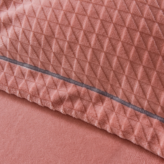 91家纺网 家纺一手货源 找家纺 印季家纺 2025新款华夫格三角格牛奶绒四件套 豆沙