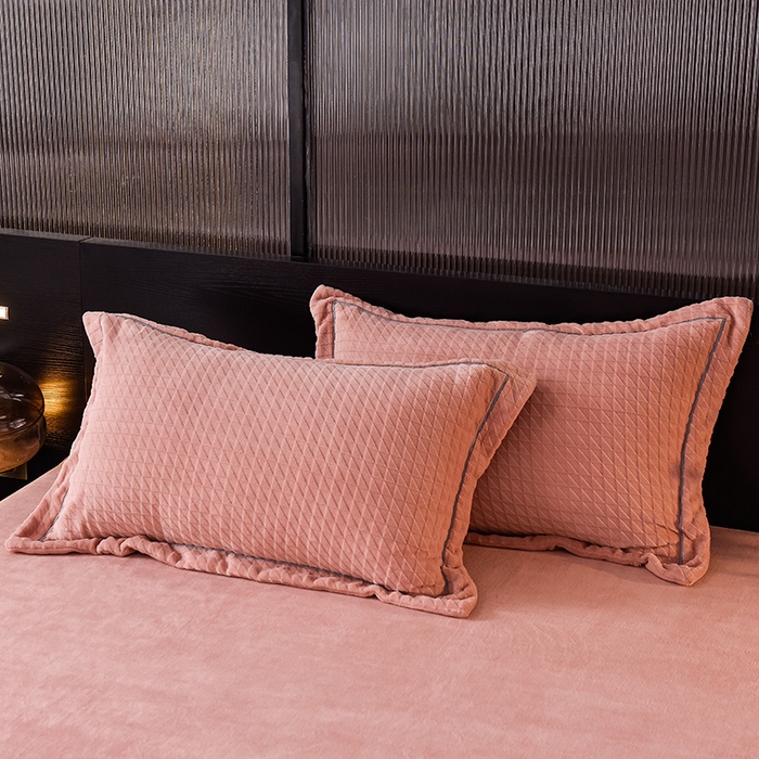 91家纺网 家纺一手货源 找家纺 印季家纺 2025新款华夫格三角格牛奶绒四件套 豆沙