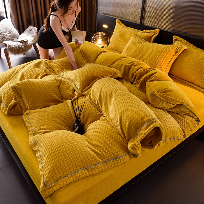 91家纺网 家纺一手货源 找家纺 印季家纺 2025新款华夫格三角格牛奶绒四件套 姜黄