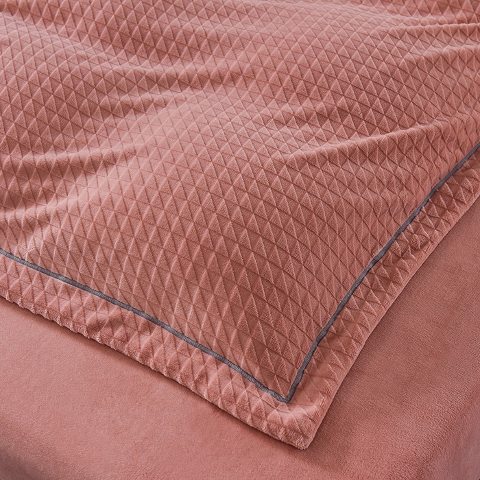 91家纺网 家纺一手货源 找家纺 印季家纺 2025新款华夫格三角格牛奶绒四件套 豆沙